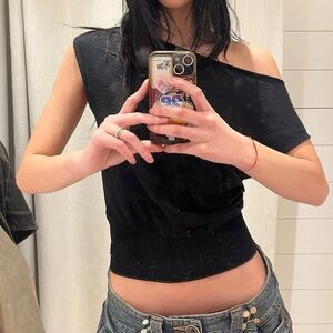 Black tilted off the shoulder tshirt top in black size XS